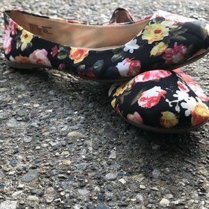 Woman’s Round Toe Floral Black Flats